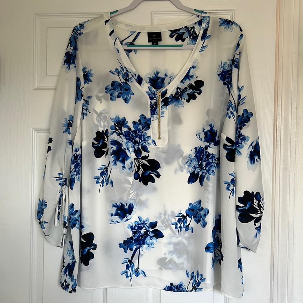2X white and blue blouse with zipper accent